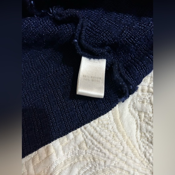 St. John Women’s Blue Cableknit 3/4 sleeve open front cardigan shrug. Size L - Picture 13 of 14